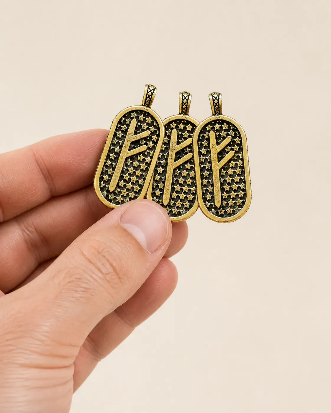 Fehu Amulet — Verpackung in der Hand