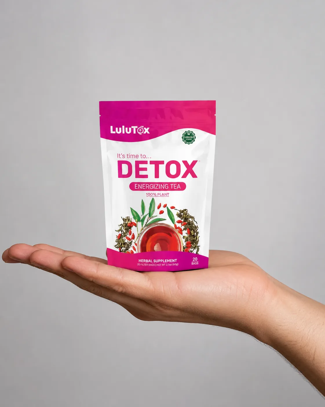 Lulutox Detox Tea — Verpackung in der Hand