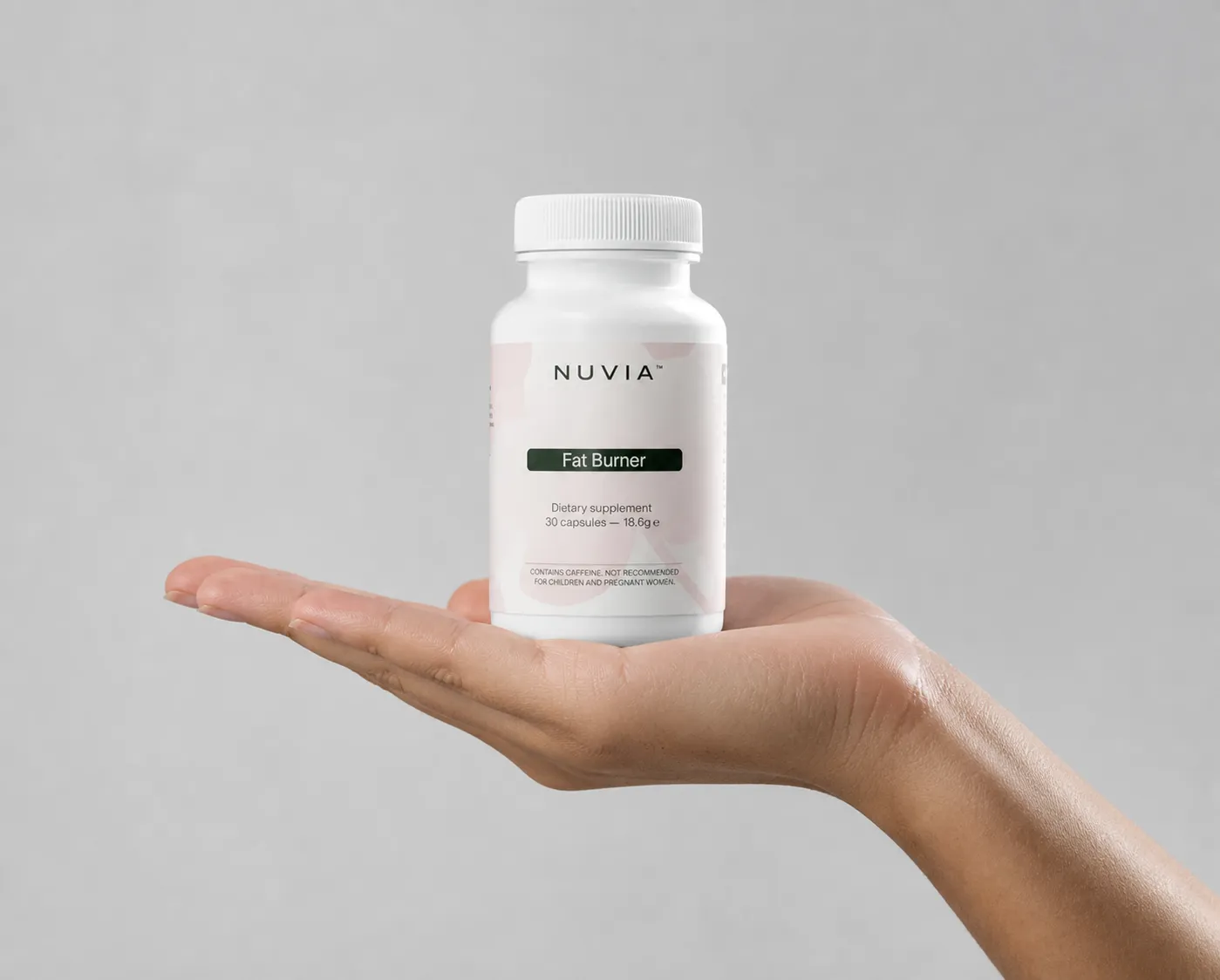 NUVIA — Verpackung in der Hand