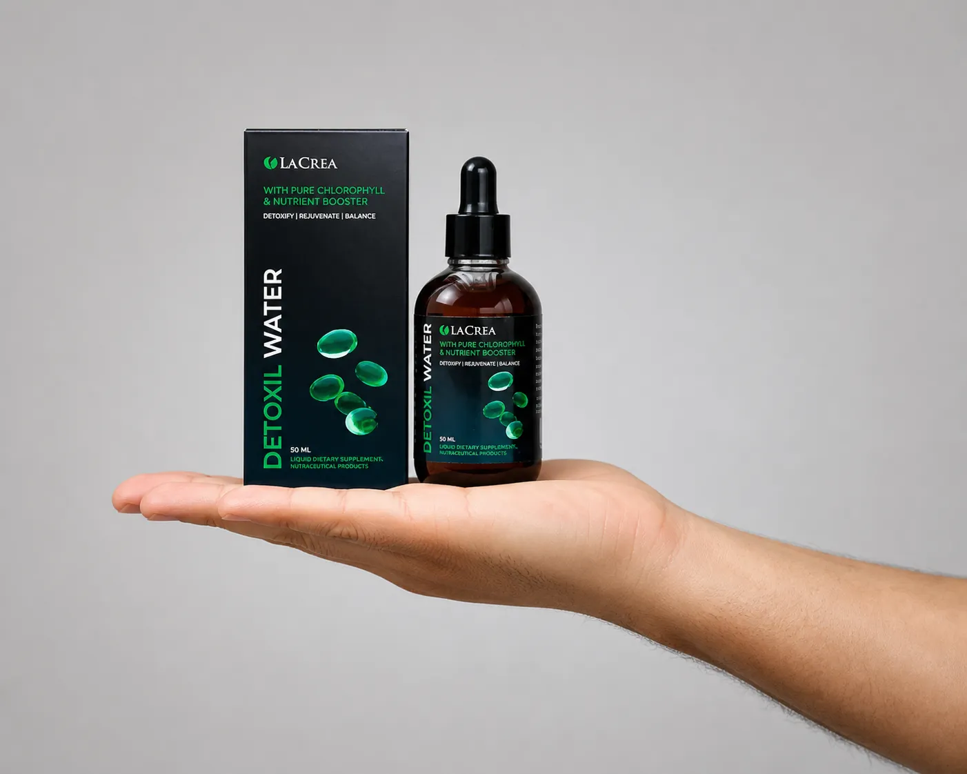 Detoxil water — Verpackung in der Hand