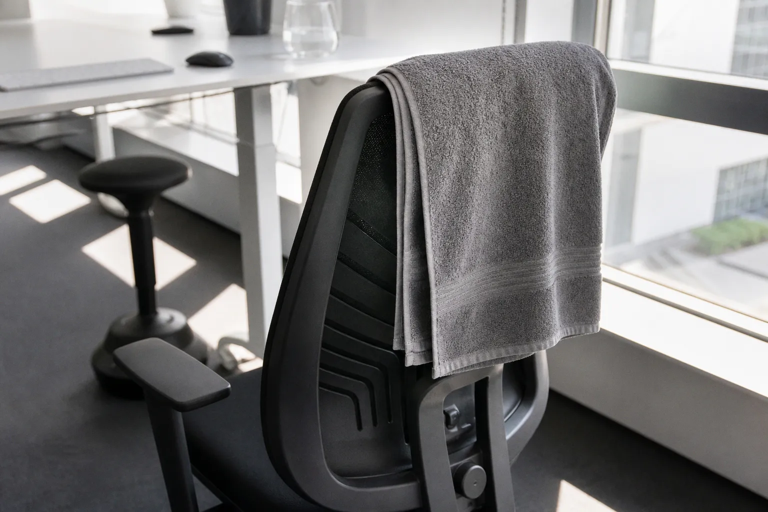Rückenschmerzen im Büro: Massage oder Ergonomie am Platz