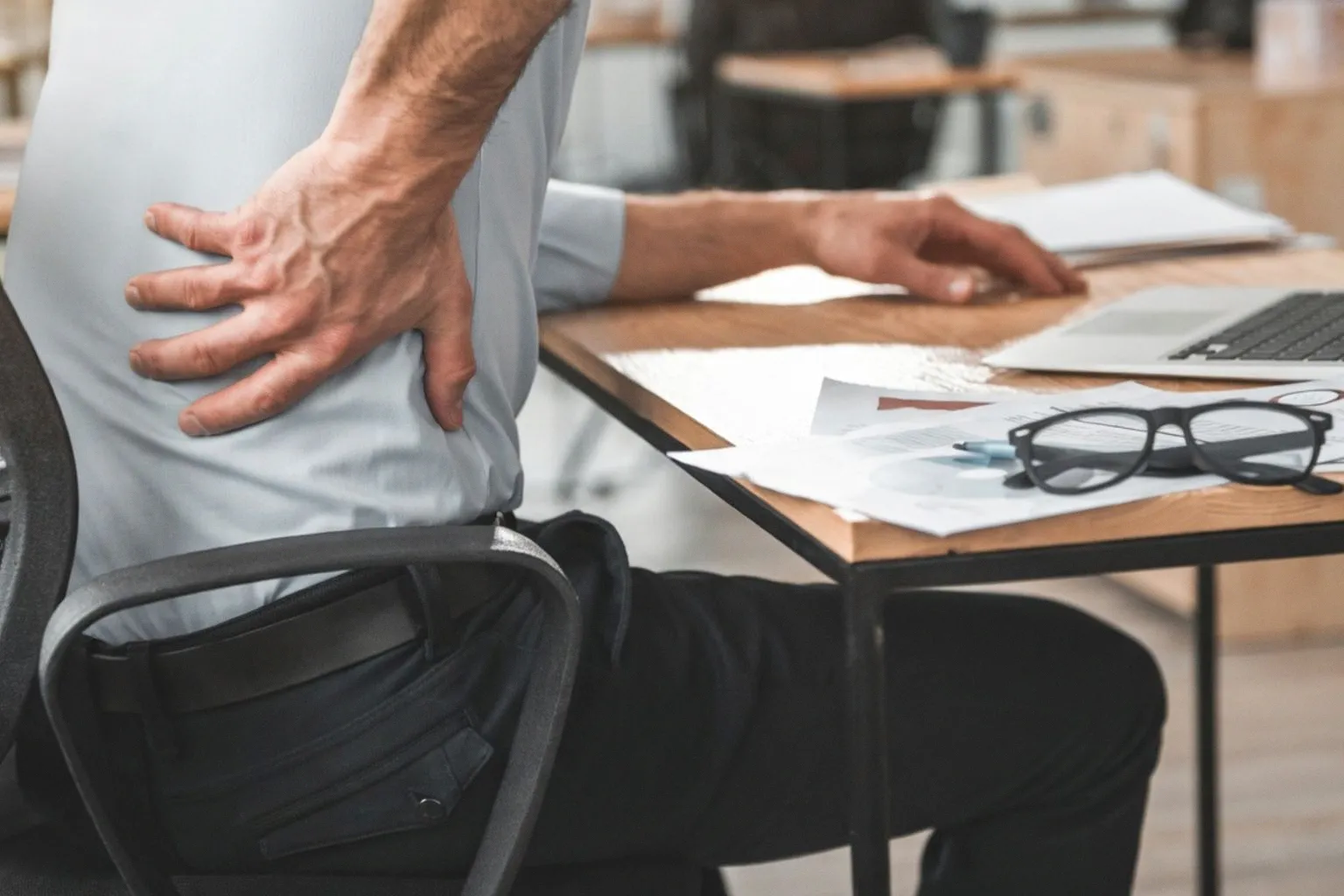 Rückenschmerzen im Homeoffice: So steigern Sie die Ergonomie am Arbeitsplatz